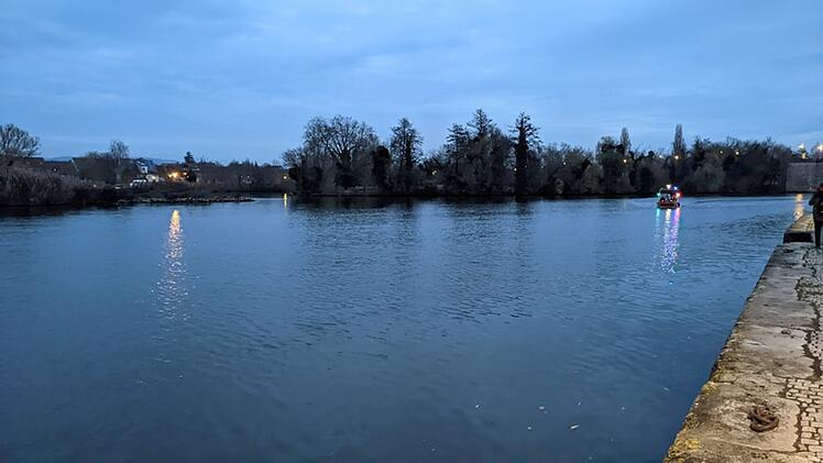 Kitzingen: Im Wasser treibender Hund l&ouml;st Gro&szlig;einsatz aus