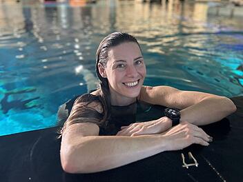 Freitaucherin Anna-Karina Schmitt im Tauchturm-Schwimmbecken. Tauchen hilft beim stressfreien Atmen.