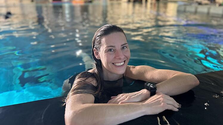 Freitaucherin Anna-Karina Schmitt im Tauchturm-Schwimmbecken. Tauchen hilft beim stressfreien Atmen.