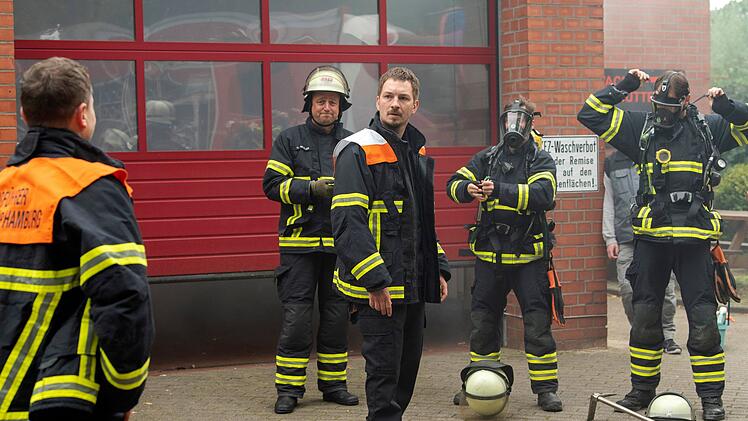 Feuerwehrmann Lars Herold (Johannes Kienast, dritter von links) kann nicht glauben, dass sein Chef Dennis Bruck (Mathis Reinhardt, links) pl&ouml;tzlich wieder auftaucht.