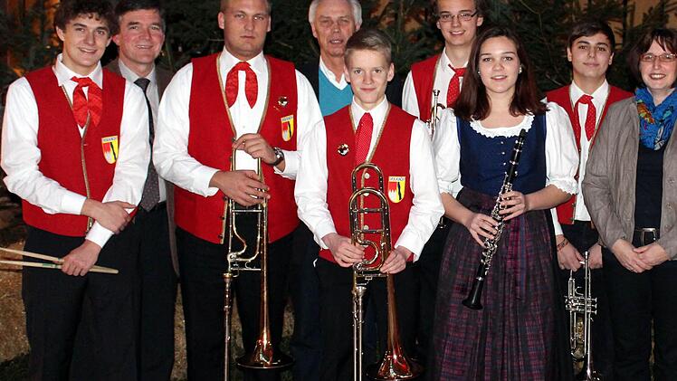 Ehrungen verdienter Musiker: Kreisvorsitzenden: René Bauer, Bürgermeister Peter Kornell, Frank Holzheimer, Lothar Engert vom Förderverein, Lukas Mauckner, Daniel Blendel, ...