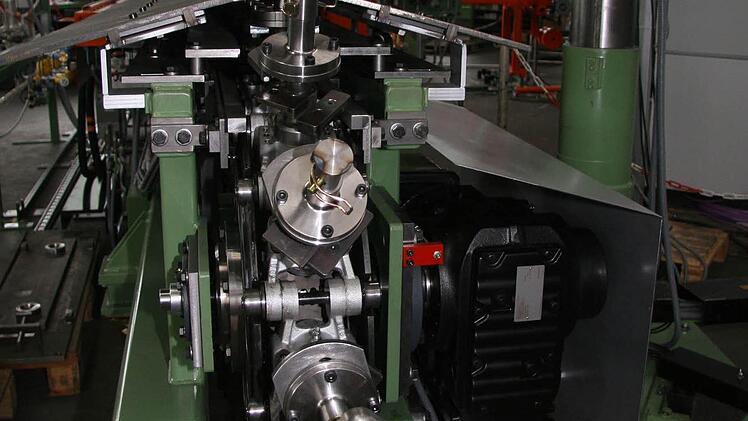 Diese Produktionslinie soll einmal die Glaseinsätze für Waschmaschinentrommeln herstellen. Sie wird in Steinberg getestet, aber erst an ihrem Bestimmungsort mit Glas in Betrieb genommen. Fotos: Sonja Adam