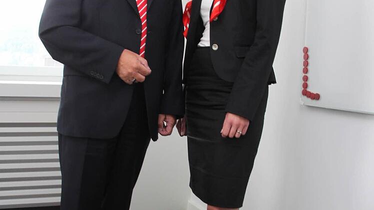 Sparkassen-Outfit von Kopf bis Fuß: Zu offiziellen Anlässen kleiden sich alle Mitarbeiter so, wie es Kerstin Emrich und Rainer Ludwig von der Unternehmenskommunikation hier zeigen.
