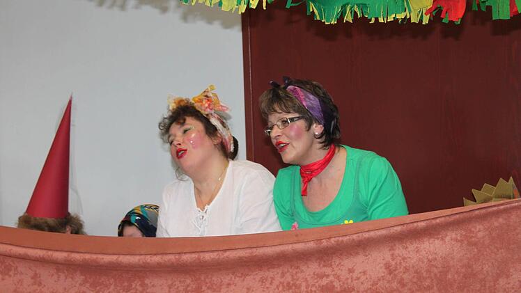 Die zwei bösen Schwestern bei "Aschenputtel" Martina Krapp und Franziska Lieb.