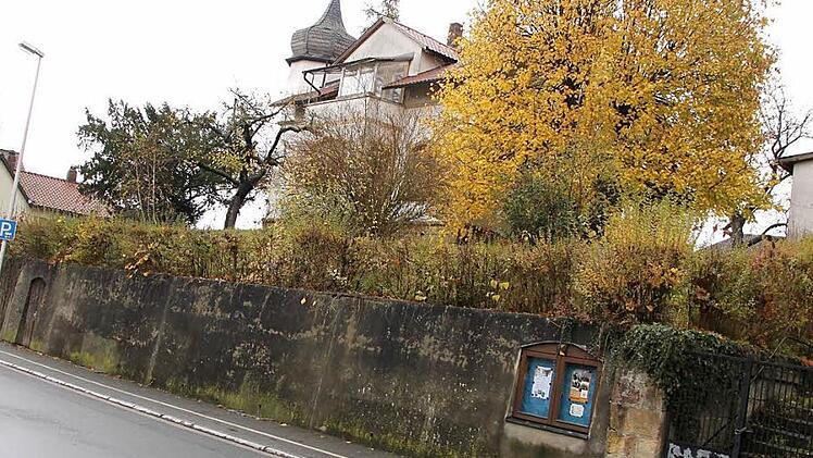 Diese Mauer am Katholischen Jugendheim in der Bahnhofstraße könnte im Zuge der Bahnhofstraßen-Umgestaltung versetzt werden. Fotos: Matthias Einwag