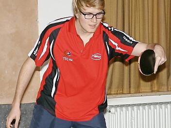 Der TTC Au II gehört auch in der nächsten Saison der 1. Kreisliga an. Mit einem 9:4 gegen den ebenfalls gefährdeten TTC Alexanderhütte II wurde dies klar gemacht. Maximilian Wenicker gewann in dieser Partie ein Einzel und das Doppel mit Matthias Müller. Foto: Hans Franz