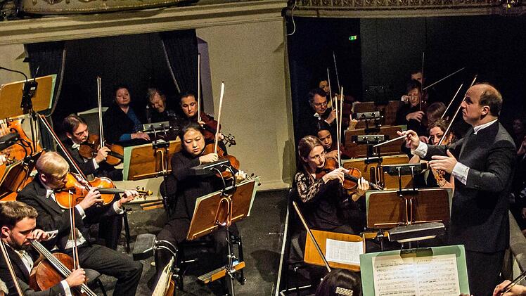 Unter der Leitung von Coburgs Generalmusikdirektor Roland Kluttig interpretierte das Philharmonische Orchester des Landestheaters Werke von Tschaikowsky ud Prokofjew. Foto: Jochen Berger