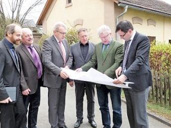 Stellvertretender Landrat Jörg Kunstmann, Kreis- und Gemeinderat Wilfried Löwinger, Baudirektor Lothar Winkler, OB Henry Schramm, Bürgermeister Günther Hübner und MdL Martin Schöffel (von links) begutachten die Pläne für die Revitalisierung des ehemaligen Bräuhauses in Harsdorf.  Foto: Werner Reißaus