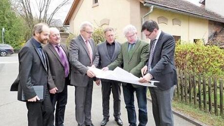 Stellvertretender Landrat Jörg Kunstmann, Kreis- und Gemeinderat Wilfried Löwinger, Baudirektor Lothar Winkler, OB Henry Schramm, Bürgermeister Günther Hübner und MdL Martin Schöffel (von links) begutachten die Pläne für die Revitalisierung des ehemaligen Bräuhauses in Harsdorf.  Foto: Werner Reißaus