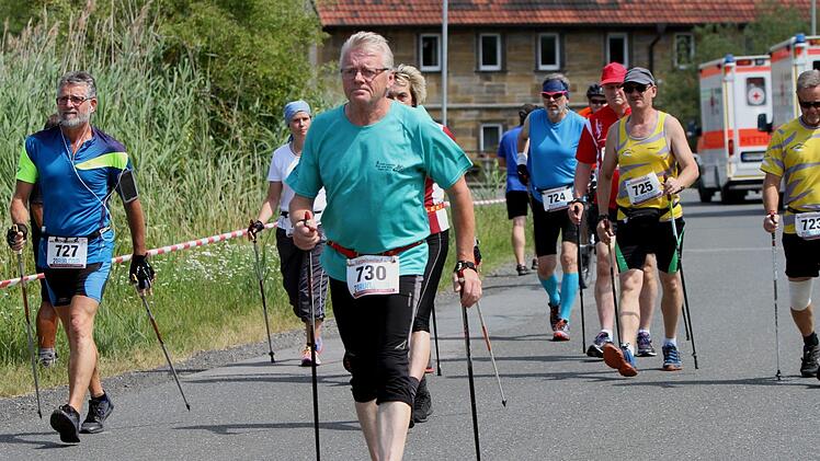 Die Nordic-Walker mit den Erstplatzierten über 11,8 km, Wolfgang Jung (727) vom FWV Voccawind und Jürgen Voß (730) vom Run and Bike-Team Coburg