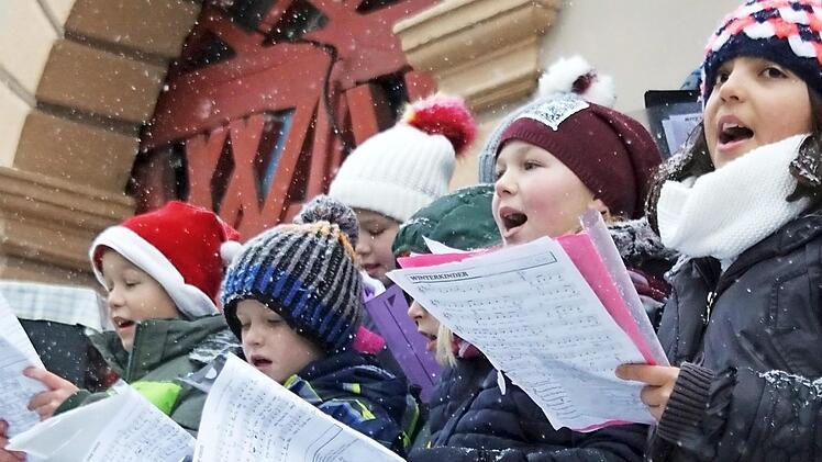 Glockenhelle Stimmen im winterlichen Bad Staffelstein: Der Kinderchor unter der Leitung von Bernd Donath erfreute die Besucher mit Advents- und Weihnachtsliedern.