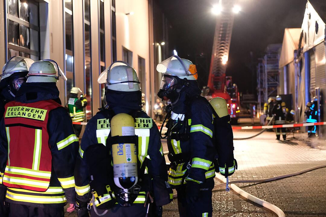 Erlangen-Eltersdorf: Firma für Umwelttechnik  brennt – Anwohner sollen Türen und Fenster schließen