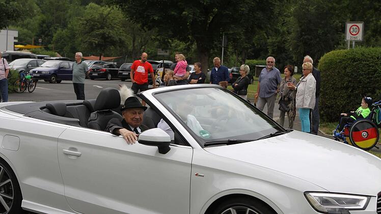 Das Ehrenmitglied Anton Gleich wurde im offenen Cabrio chauffiert. Michael Wunder