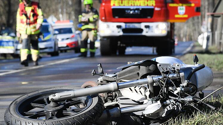 Der Motorradfahrer wurde am ganzen K&ouml;rper schwer verletzt. Symbolfoto: Julian St&auml;hle/dpa