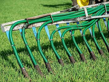 Gülle wird über einen Schleppschlauchverteiler auf einem Feld ausgebracht. Beim Schutz des Grundwassers vor zu viel Dünger und Nitrat verstößt Deutschland nach Ansicht der EU-Kommission gegen EU-Recht. Aber wesentliche Teile der geplanten Düngeverordnung seien nicht hinnehmbar. Dieser Ansicht ist der Bayerische Bauernverband im Coburger Land und machte das auch am Rosenmontag deutlich. Foto: Hauke-Christian Dittrich, dpa