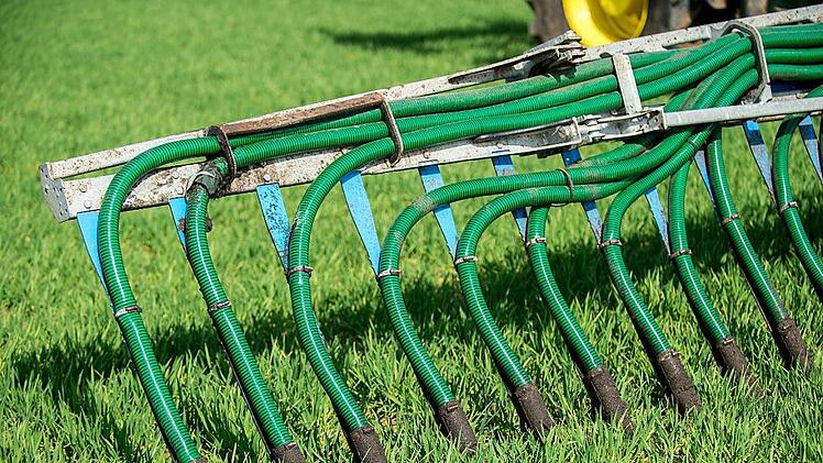 Gülle wird über einen Schleppschlauchverteiler auf einem Feld ausgebracht. Beim Schutz des Grundwassers vor zu viel Dünger und Nitrat verstößt Deutschland nach Ansicht der EU-Kommission gegen EU-Recht. Aber wesentliche Teile der geplanten Düngeverordnung seien nicht hinnehmbar. Dieser Ansicht ist der Bayerische Bauernverband im Coburger Land und machte das auch am Rosenmontag deutlich. Foto: Hauke-Christian Dittrich, dpa