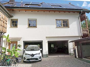 Die Module auf dem Dach versorgen auch das E-Auto und das E-Bike mit Strom, der Bananenstaude reichen Sonne und Pflege. Foto: R. Sänger