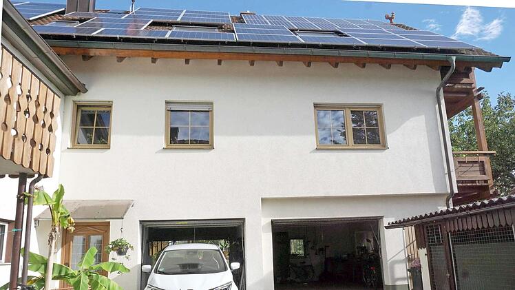Die Module auf dem Dach versorgen auch das E-Auto und das E-Bike mit Strom, der Bananenstaude reichen Sonne und Pflege. Foto: R. Sänger