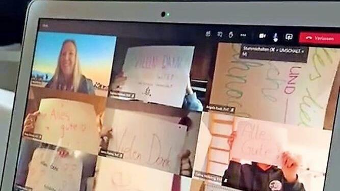 Dieses Bild entstand am letzten Schultag vor Anja Königs Mutterschutz. Die Schüler/innen der 12. Klasse der Tourismusschule Franken verabschiedeten sich von ihr mit Plakaten. Das Bild hat eine Schülerin an ihrem Homeoffice-Arbeitsplatz gemacht.