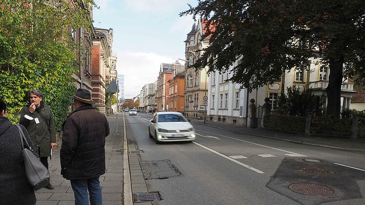 Die Abbiegespuren in der L&ouml;wen- und Hindenburg sind nach Ansicht eines Anwohners &uuml;berfl&uuml;ssig. Zwei Fahrspuren f&uuml;r Autos seien ausreichend. Damit sei Platz f&uuml;r eine Radwegeverbindung m&ouml;glich.