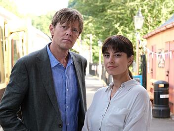 In der ersten Folge der zweiten Staffel "Beyond Paradise" ermitteln DI Humphrey Goodman (Kris Marshall) und DS Esther Williams (Zahra Ahmadi) in einem Theaterzug.