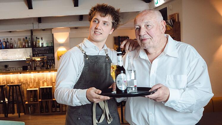 Gunther (77, rechts) und Ben (19) verstehen sich auf Anhieb gut miteinander.