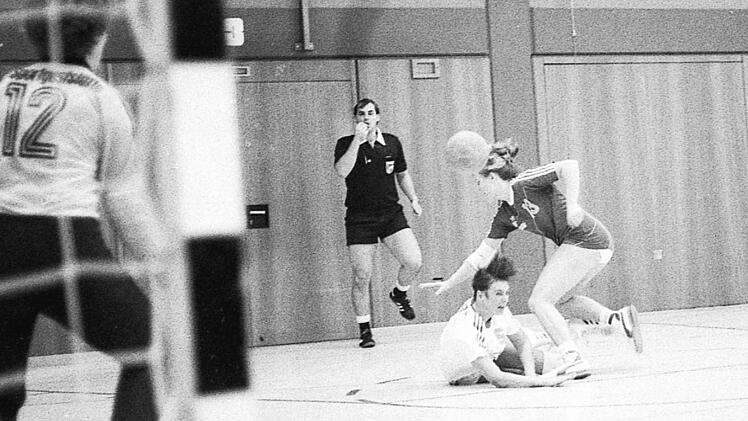 Szene aus dem Spiel des SV Garitz (helle Trikots) gegen den VfL Neustadt/Coburg (17:18).