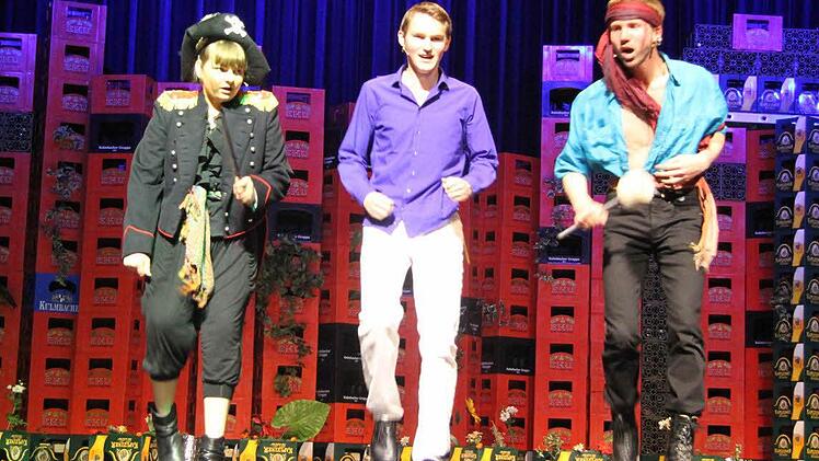 Ein Paradox hat dazu geführt, dass Piratenlehrling Frederic nicht aus seinem Lehrvertrag entlassen wird. Denn er hat am 29. Februar Geburtstag und hat so erst seinen fünften Geburtstag gefeiert - und im Lehrvertrag steht ausdrücklich, dass er bis zu seinem 21. Geburtstag bei den Piraten unter Vertrag steht.