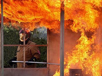 Das passiert, wenn man versucht, brennendes Fett mit Wasser zu löschen: Aus einem Viertelliter Wasser werden explosionsartig rund 400 Liter Wasserdampf. Stünde ein Mensch daneben, würde er großflächige Verbrennungen erleiden und dies wahrscheinlich nicht überleben.