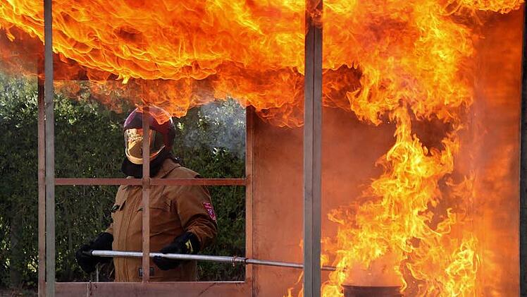 Das passiert, wenn man versucht, brennendes Fett mit Wasser zu löschen: Aus einem Viertelliter Wasser werden explosionsartig rund 400 Liter Wasserdampf. Stünde ein Mensch daneben, würde er großflächige Verbrennungen erleiden und dies wahrscheinlich nicht überleben.