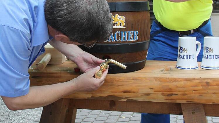 Dichtgummi und geschlossenen Zapfhahn gerade einsetzen. Foto: Stephan Tiroch
