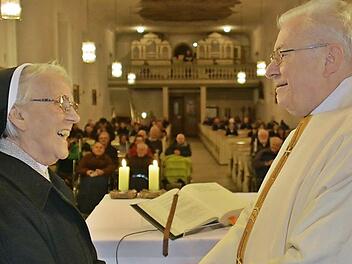 Im Gottesdienst verabschiedete Pater Gottfried Scheer Schwestern M. Werenfried. Fünf Jahre hatte die Leiterin des Klosters diese Aufgabe mit viel Engagement ausgeführt. Foto: Hanns Friedrich