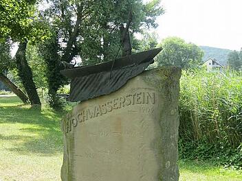 Der Hochwasserstein in Sand: Seine Erbauer waren Optimisten, die sich keinen höheren Hochwasserstand als jenen von 1909 vorstellen konnten. Mögen sie möglichst lange Recht behalten, denn für ein Extrem-Hochwasser fehlt es dem Stein deutlich an Höhe. Foto: Mark Werner