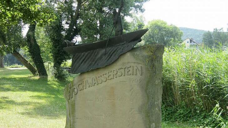 Der Hochwasserstein in Sand: Seine Erbauer waren Optimisten, die sich keinen höheren Hochwasserstand als jenen von 1909 vorstellen konnten. Mögen sie möglichst lange Recht behalten, denn für ein Extrem-Hochwasser fehlt es dem Stein deutlich an Höhe. Foto: Mark Werner