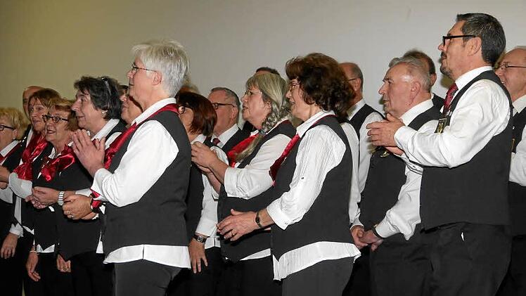 Auch ältere Chormitglieder können begeistert aktiv sein, hier gemischter Chor der Sängerlust Reckendorf
