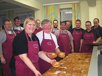 Alexandra Krause (l.) und Marga Alt (2.v. l.) brachten den Männern das Backen bei. Fotos: Heidi Amon