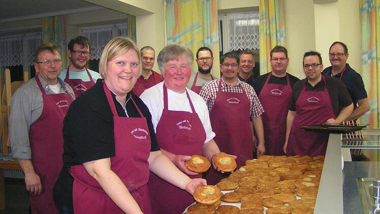 Alexandra Krause (l.) und Marga Alt (2.v. l.) brachten den Männern das Backen bei. Fotos: Heidi Amon