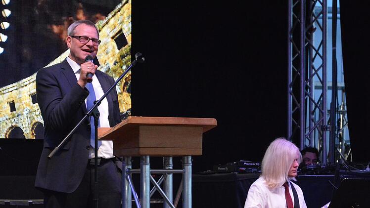 Natürlich durfte das traditionelle "What a wonderful world", welches von Schulleiter Joachim Schwigon gesungen wurde, nicht fehlen. Florian Meckel (rechts) begleitete ihn dabei auf der Gitarre. Foto: Björn Hein