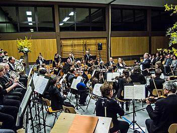 Das Orchester der Musikfreunde Neustadt unter Leitung von Hans Stähli beeindruckte mit seinem Sinfoniekonzert in der Mehrzweckhalle Heubischer Straße.Foto: Jochen Berger