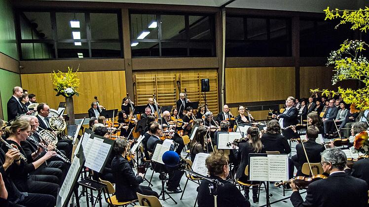 Das Orchester der Musikfreunde Neustadt unter Leitung von Hans Stähli beeindruckte mit seinem Sinfoniekonzert in der Mehrzweckhalle Heubischer Straße.Foto: Jochen Berger