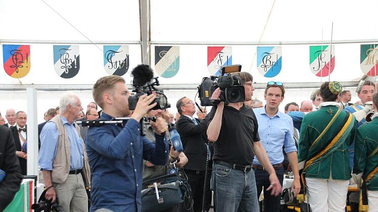Mehrere Kamerateams hielten den Einzug fest. Der CC feiert heuer 150jähriges Bestehen. Foto: Simone Bastian
