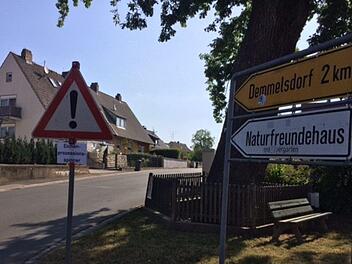 In Scheßlitz stößt man derzeit auf einige Warnungen vor Eichenprozessionsspinnern. Foto: Stefan Fößel