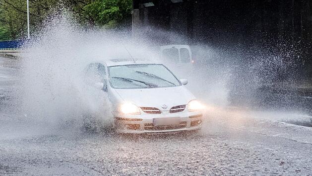 Licht und Scheibenwischer an: Ab Montag (3.12.2018) müssen die Franken viel Regen, Wind und auch Gewitter aushalten. Symbolfoto: Julian Stratenschulte/dpa