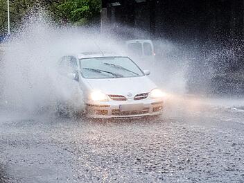 Licht und Scheibenwischer an: Ab Montag (3.12.2018) m&uuml;ssen die Franken viel Regen, Wind und auch Gewitter aushalten. Symbolfoto: Julian Stratenschulte/dpa