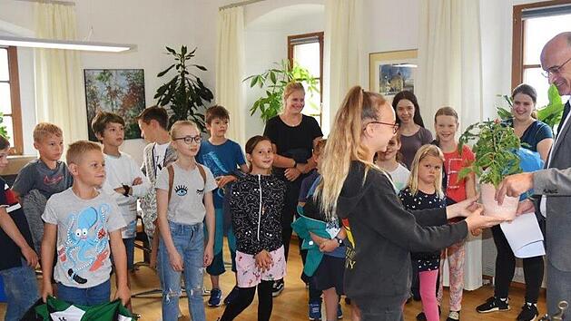 Die Kinder der gemeinsamen Ferienbetreuung des Landratsamtes Ha&szlig;berge und des Amtsgerichtes Ha&szlig;furt besuchten am Donnerstagvormittag Landrat Wilhelm Schneider in seinem B&uuml;ro und stellten allerlei interessante Fragen. Au&szlig;erdem schenkten die Buben und M&auml;dchen dem Landrat eine Tomatenpflanze. Foto: Moni G&ouml;hr/ Landratsamt Ha&szlig;berge