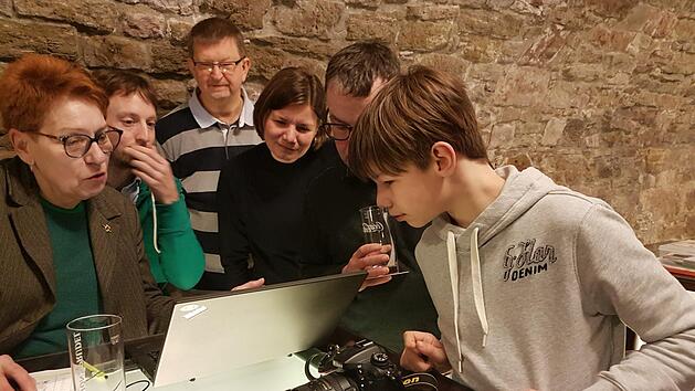 Schafkopfturnier der Gr&uuml;nen und der B&uuml;rger f&uuml;r Umwelt im Hotel Deutsches Haus. Obwohl es um nichts ging, ist man gespannt auf die Auswertung. Elisabeth Assmann