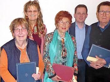 Ehrungen beim Rückertkreis (von links): Hans-Jürgen Hoffrichter, Ingrid Hoffrichter, Vorsitzende Katja Furnier, Hanna Köster, Bürgermeister Tobias Ehrlicher, Dieter Kauf und die ehemalige Schatzmeisterin Brigitte Fahrner  Foto: Volker Gundel