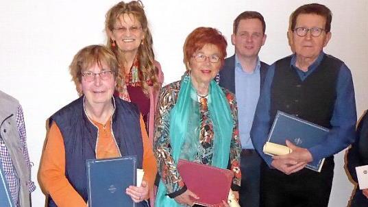 Ehrungen beim Rückertkreis (von links): Hans-Jürgen Hoffrichter, Ingrid Hoffrichter, Vorsitzende Katja Furnier, Hanna Köster, Bürgermeister Tobias Ehrlicher, Dieter Kauf und die ehemalige Schatzmeisterin Brigitte Fahrner  Foto: Volker Gundel