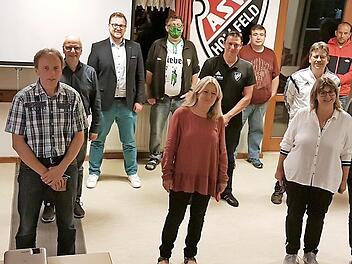 Der neu gewählte Vorstand des ASV Hollfeld: von links Vorsitzender Hans-Peter Härtl, Platzwart Michael Will, Zweiter Vorsitzender Jürgen Krauß, Abteilungsleiter Tischtennis und Dritter Bürgermeister Thomas Appel, stellvertretender Schriftführer Markus Täuber, Vergnügungswart Rainer Schuberth, Schatzmeisterin Monika Krauß, Dritter Vorsitzender und Fußballabteilungsleiter Thomas Bornschlegel, Vereinsjugendleiter Holger Lupe, Schriftführerin und stellvertretende Vereinsjugendleiterin Anja Stern,...