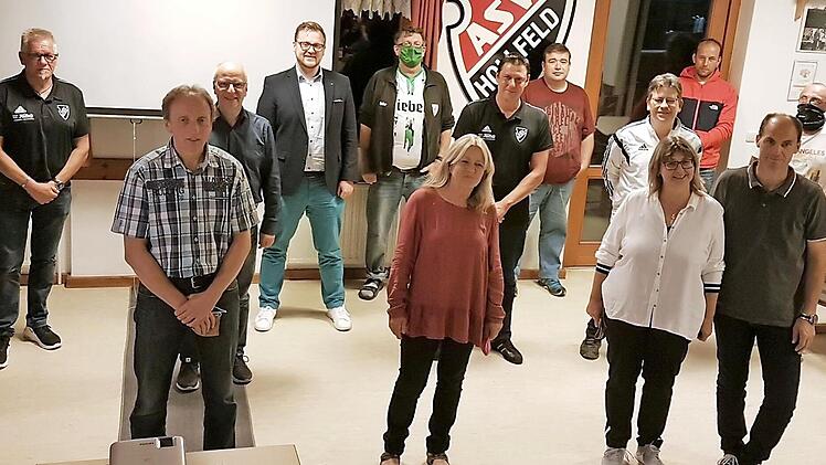 Der neu gewählte Vorstand des ASV Hollfeld: von links Vorsitzender Hans-Peter Härtl, Platzwart Michael Will, Zweiter Vorsitzender Jürgen Krauß, Abteilungsleiter Tischtennis und Dritter Bürgermeister Thomas Appel, stellvertretender Schriftführer Markus Täuber, Vergnügungswart Rainer Schuberth, Schatzmeisterin Monika Krauß, Dritter Vorsitzender und Fußballabteilungsleiter Thomas Bornschlegel, Vereinsjugendleiter Holger Lupe, Schriftführerin und stellvertretende Vereinsjugendleiterin Anja Stern,...